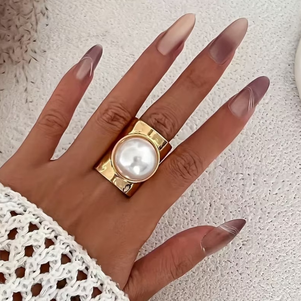 NEW Elegant Gold Pearl Ring. (A2-82)
